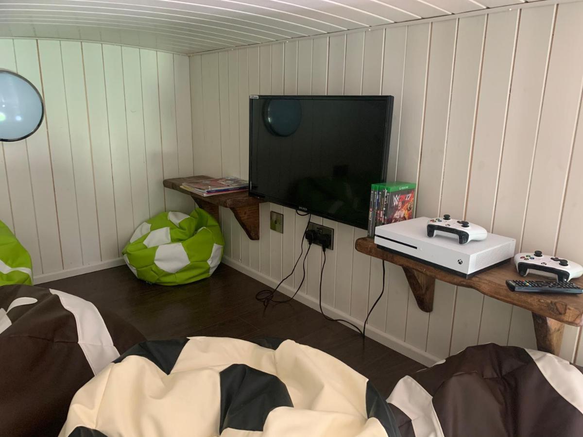 Oak Tree Lodge: Unique 2 Level Shepherd'S Hut: Dartmouth Bagian luar foto